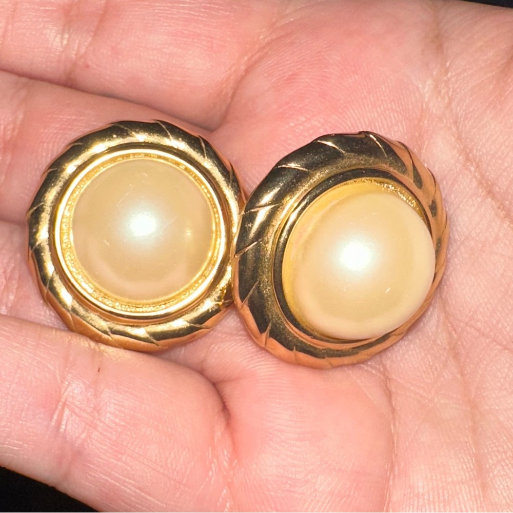CHANEL VIBES! Sarah cov vtg pearl clip on earrings